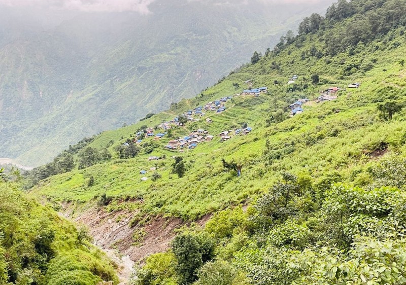 जमिन भासिँदै गएपछि धार्चे गाउँपालिकाकाे खानीगाउँ पहिरोको जोखिममा